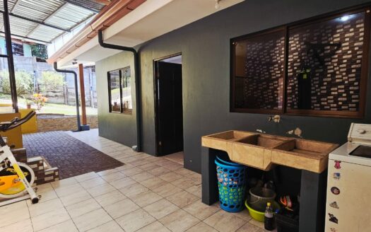 Casa En Venta De Una Planta En San Isidro De Alajuela Con Amplio Terreno de 718 m2. COD. 144847