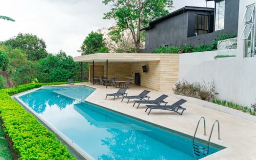 Viva en Escazú en está preciosa casa contemporánea, espaciosa y con increíbles vistas, en condominio. Cód 145084