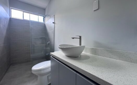 Tres Ríos: Amplia Casa en Alquiler de 3 Plantas en Condominio con 4 Habitaciones. #147431