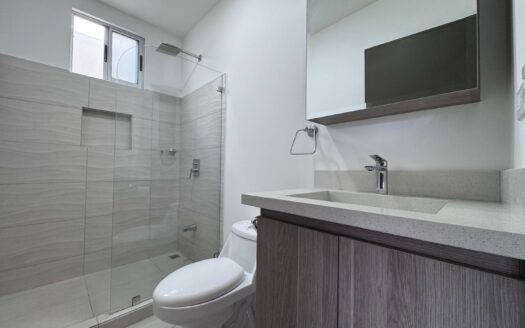 Tres Ríos: Casa en Condominio con 4 Habitaciones + 3 Parqueos + Separación Lateral. #146205