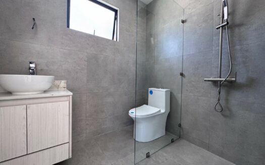 Tres Ríos: Casa a Estrenar en Condominio con Espectacular Rooftop con Vista + 3 Habitaciones Todas con Baño. #146290