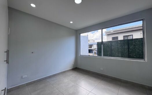 Tres Ríos: Amplia Casa en Alquiler de 3 Plantas en Condominio con 4 Habitaciones. #147431