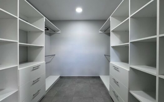 Tres Ríos: Amplia Casa en Alquiler de 3 Plantas en Condominio con 4 Habitaciones. #147431