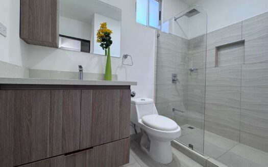 Tres Ríos: Casa en Condominio con 4 Habitaciones + 3 Parqueos + Separación Lateral. #146205