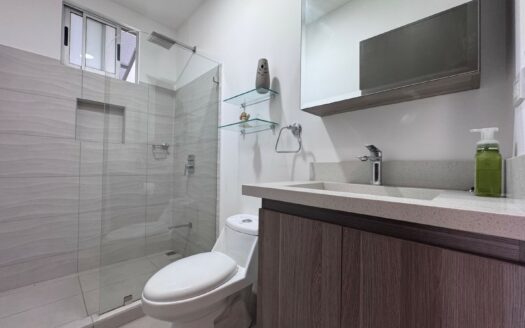 Tres Ríos: Casa en Condominio con 4 Habitaciones + 3 Parqueos + Separación Lateral. #146205