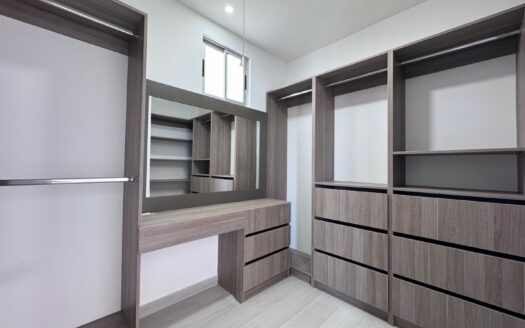 Tres Ríos: Casa en Condominio con 4 Habitaciones + 3 Parqueos + Separación Lateral. #146205