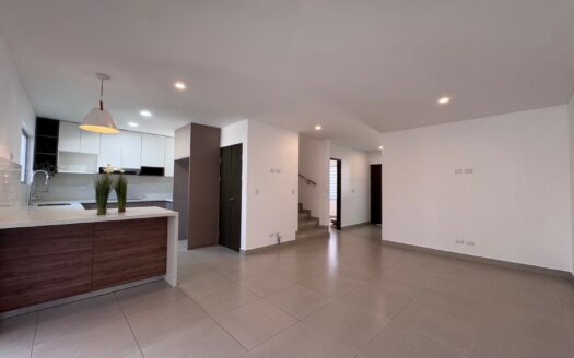 Tres Ríos: Casa en Condominio con 4 Habitaciones + 3 Parqueos + Separación Lateral. #146205