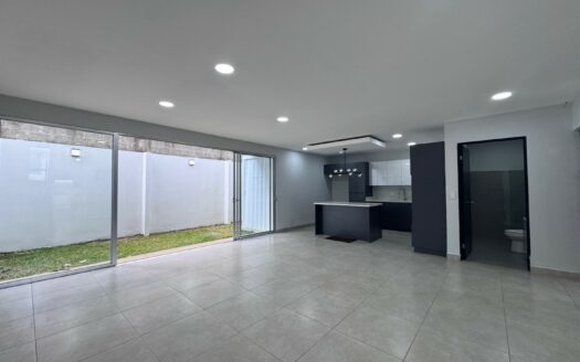 Tres Ríos: Amplia Casa en Alquiler de 3 Plantas en Condominio con 4 Habitaciones. #147431