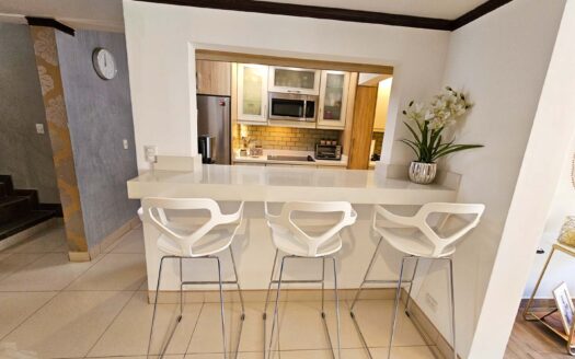 Venta de casa de 2 niveles. Cerca del Mall de la Ribera(Belén) Con cuarto de servicio en primer nivel + (3hab-2.5 baños-2 parqueos) Cod. 146349