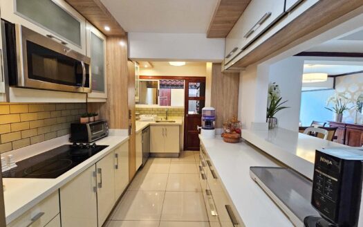 Venta de casa de 2 niveles. Cerca del Mall de la Ribera(Belén) Con cuarto de servicio en primer nivel + (3hab-2.5 baños-2 parqueos) Cod. 146349