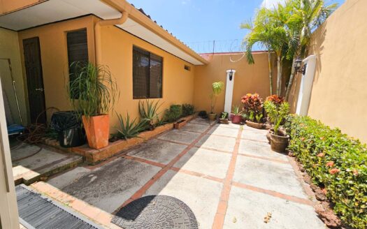 Venta de casa de 2 niveles. Cerca del Mall de la Ribera(Belén) Con cuarto de servicio en primer nivel + (3hab-2.5 baños-2 parqueos) Cod. 146349