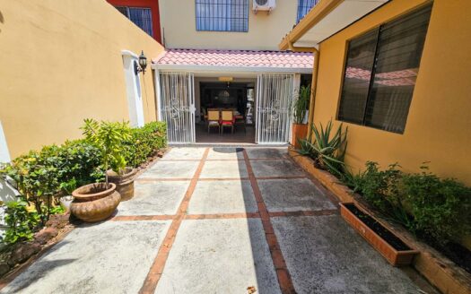 Venta de casa de 2 niveles. Cerca del Mall de la Ribera(Belén) Con cuarto de servicio en primer nivel + (3hab-2.5 baños-2 parqueos) Cod. 146349