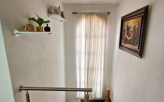 Venta de casa de 2 niveles. Cerca del Mall de la Ribera(Belén) Con cuarto de servicio en primer nivel + (3hab-2.5 baños-2 parqueos) Cod. 146349