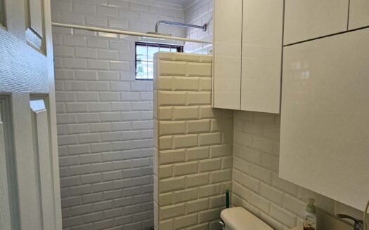 Venta de casa de 2 niveles. Cerca del Mall de la Ribera(Belén) Con cuarto de servicio en primer nivel + (3hab-2.5 baños-2 parqueos) Cod. 146349