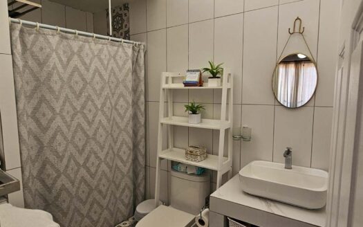 Venta de casa de 2 niveles. Cerca del Mall de la Ribera(Belén) Con cuarto de servicio en primer nivel + (3hab-2.5 baños-2 parqueos) Cod. 146349