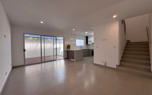 Tres Ríos: Casa en Condominio con 4 Habitaciones + 3 Parqueos + Separación Lateral. #146205