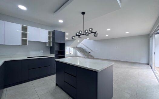 Tres Ríos: Amplia Casa en Alquiler de 3 Plantas en Condominio con 4 Habitaciones. #147431