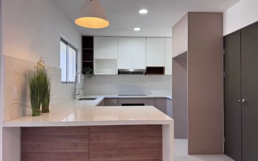 Tres Ríos: Casa en Condominio con 4 Habitaciones + 3 Parqueos + Separación Lateral. #146205