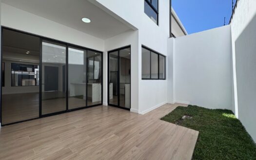 Tres Ríos: Casa a Estrenar en Condominio con Espectacular Rooftop con Vista + 3 Habitaciones Todas con Baño. #146290