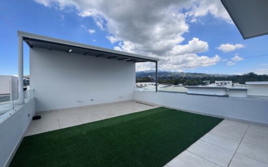 Tres Ríos: Amplia Casa en Alquiler de 3 Plantas en Condominio con 4 Habitaciones. #147431