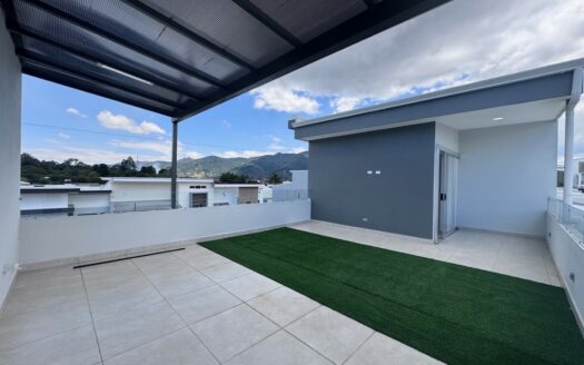 Tres Ríos: Amplia Casa en Alquiler de 3 Plantas en Condominio con 4 Habitaciones. #147431