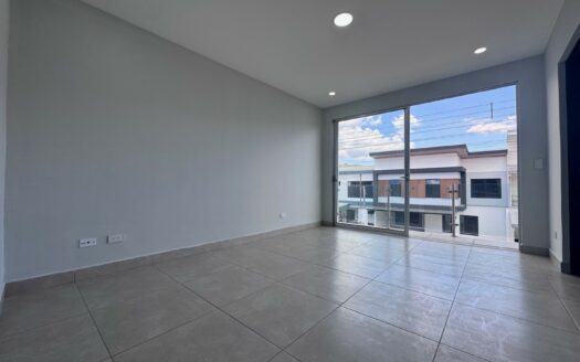 Tres Ríos: Amplia Casa en Alquiler de 3 Plantas en Condominio con 4 Habitaciones. #147431