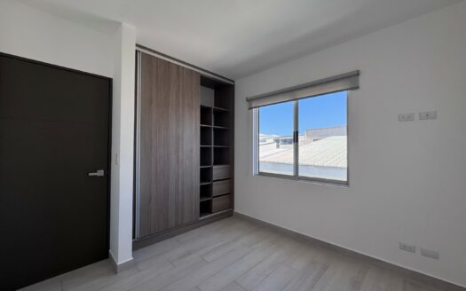 Tres Ríos: Casa en Condominio con 4 Habitaciones + 3 Parqueos + Separación Lateral. #146205