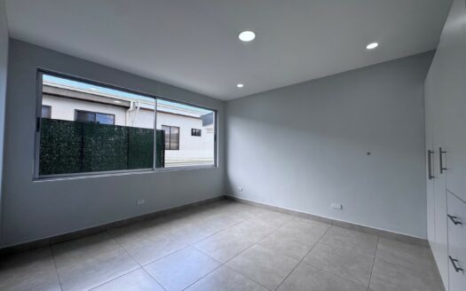 Tres Ríos: Amplia Casa en Alquiler de 3 Plantas en Condominio con 4 Habitaciones. #147431