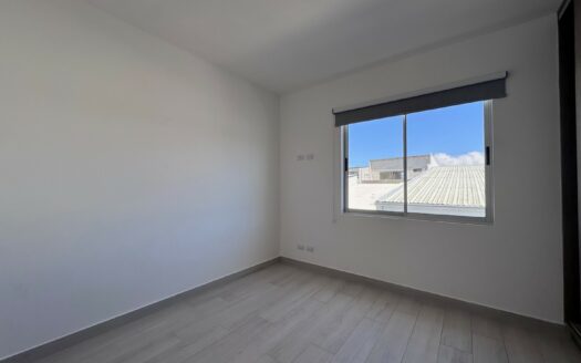 Tres Ríos: Casa en Condominio con 4 Habitaciones + 3 Parqueos + Separación Lateral. #146205