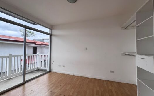 Guayabos de Curridabat: Casa en Pequeño Condominio con Vista a la Ciudad. Haga su Oferta! #147596
