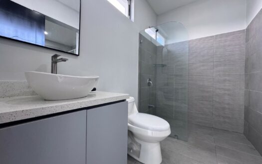 Tres Ríos: Amplia Casa en Alquiler de 3 Plantas en Condominio con 4 Habitaciones. #147431