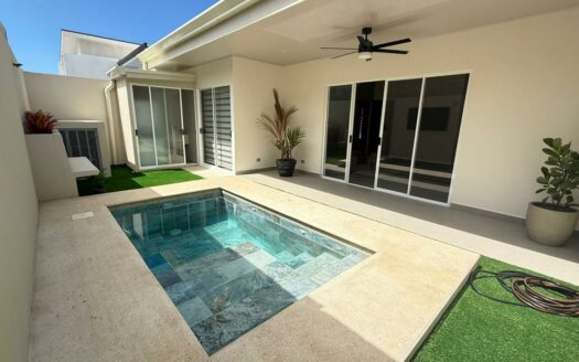 Casa Moderna con Piscina Privada y Entrega Inmediata en Condominio Arenas, Herradura Cod. 147500