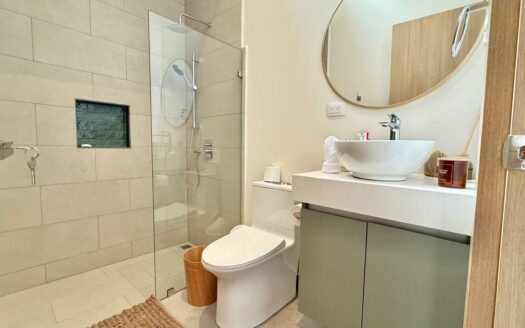 Casa Moderna con Piscina Privada y Entrega Inmediata en Condominio Arenas, Herradura Cod. 147500