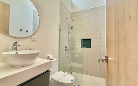 Casa Moderna con Piscina Privada y Entrega Inmediata en Condominio Arenas, Herradura Cod. 147500