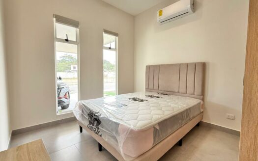 Casa Moderna con Piscina Privada y Entrega Inmediata en Condominio Arenas, Herradura Cod. 147500