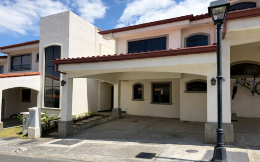 Remate Bancario!!! Oportunidad de Hermosa Casa en Exclusivo Condominio en San Vicente de Moravia COD 146414