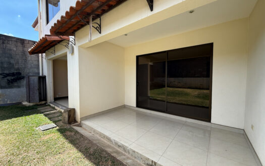 Remate Bancario!!! Oportunidad de Hermosa Casa en Exclusivo Condominio en San Vicente de Moravia COD 146414