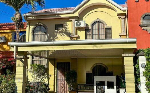 Venta de casa de 2 niveles. Cerca del Mall de la Ribera(Belén) Con cuarto de servicio en primer nivel + (3hab-2.5 baños-2 parqueos) Cod. 146349