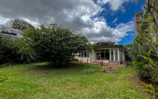 Casa en venta en Barrio Francisco Peralta con uso mixto y amplio terreno COD#C146710