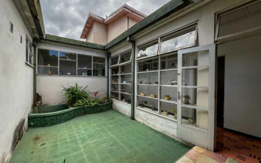 Casa en venta en Barrio Francisco Peralta con uso mixto y amplio terreno COD#C146710