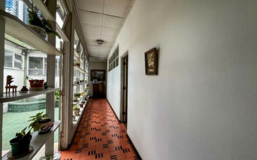 Casa en venta en Barrio Francisco Peralta con uso mixto y amplio terreno COD#C146710