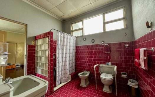 Casa en venta en Barrio Francisco Peralta con uso mixto y amplio terreno COD#C146710