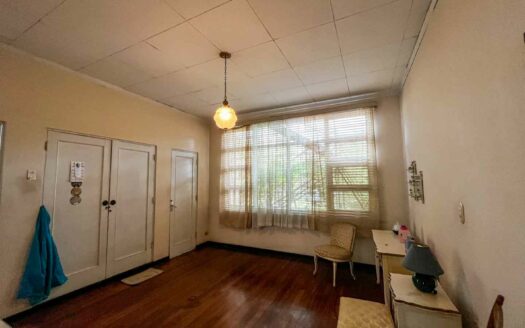 Casa en venta en Barrio Francisco Peralta con uso mixto y amplio terreno COD#C146710