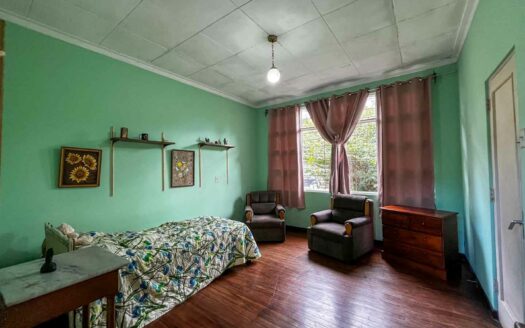 Casa en venta en Barrio Francisco Peralta con uso mixto y amplio terreno COD#C146710