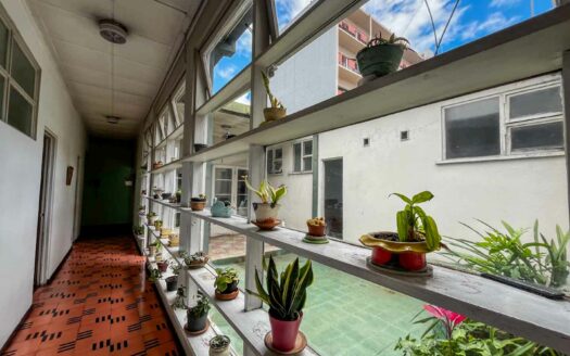 Casa en venta en Barrio Francisco Peralta con uso mixto y amplio terreno COD#C146710