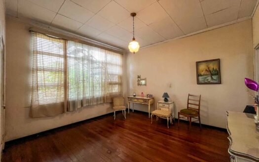 Casa en venta en Barrio Francisco Peralta con uso mixto y amplio terreno COD#C146710