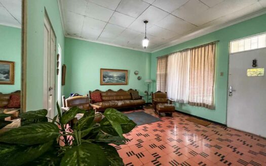 Casa en venta en Barrio Francisco Peralta con uso mixto y amplio terreno COD#C146710