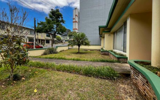 Casa en venta en Barrio Francisco Peralta con uso mixto y amplio terreno COD#C146710