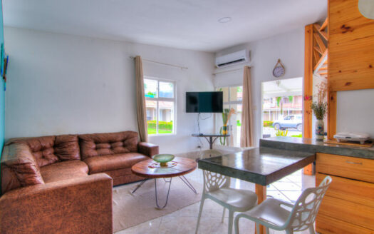 🌴 Condo cerca de la playa en Jacó con mezzanine – Amueblado y rebajado a $119,000