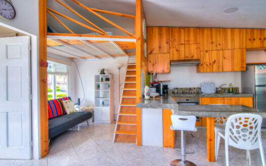 🌴 Condo cerca de la playa en Jacó con mezzanine – Amueblado y rebajado a $119,000